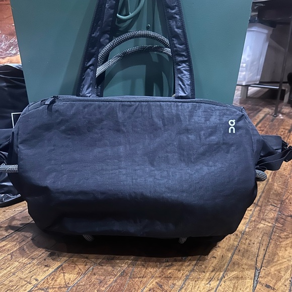 On Running Black Travel Bag with Light Gray Details - Picture 4 of 6